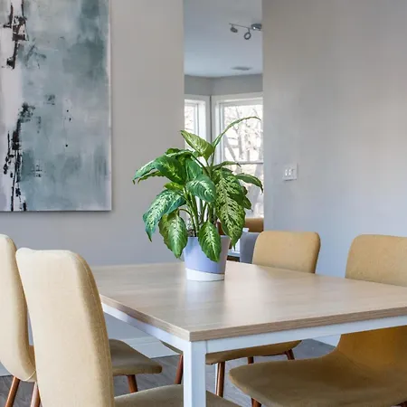 Amazing Location! 1Min Walk To Wrigley Field- 2Br - Perfect For Cubs Fans!