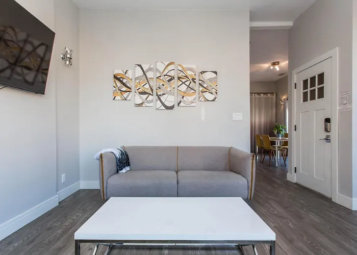 Апартаменты Double Play Wrigley - Prime Location Across From Wrigley Field & Transit - 2br Apts Чикаго