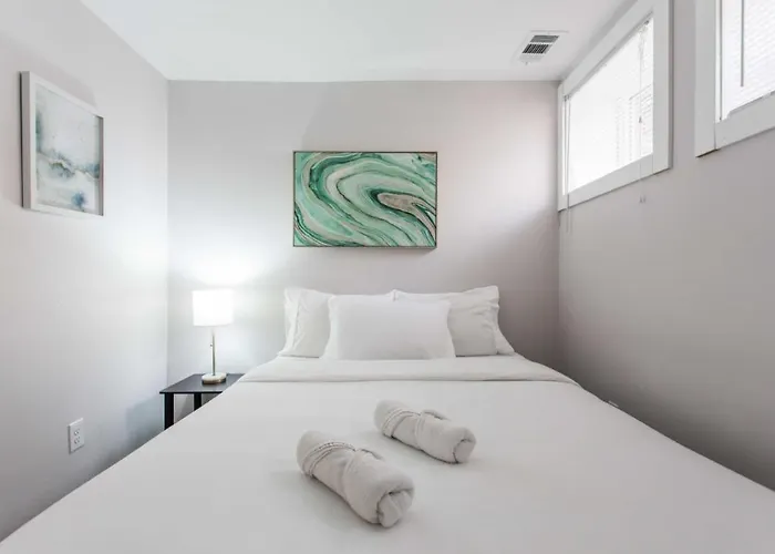 Apartment Double Play Wrigley - Prime Location Across From Wrigley Field & Transit - 2br Apts Chicago