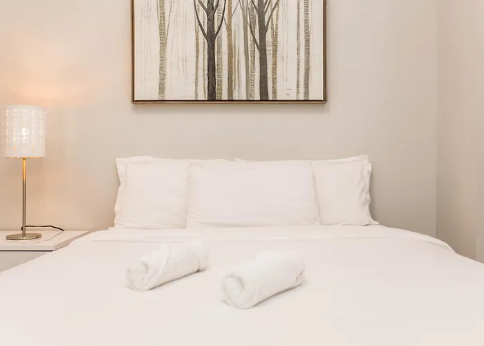 Double Play Wrigley - Prime Location Across From Wrigley Field & Transit - 2br Apts Апартаменты