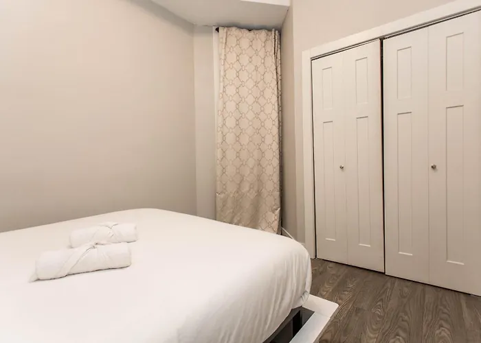 Апартаменты Double Play Wrigley - Prime Location Across From Wrigley Field & Transit - 2br Apts *