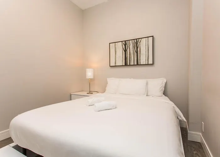 Double Play Wrigley - Prime Location Across From Wrigley Field & Transit - 2br Apts Апартаменты Чикаго