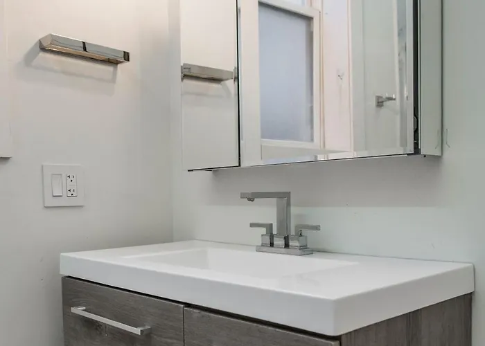 Апартаменты Double Play Wrigley - Prime Location Across From Wrigley Field & Transit - 2br Apts
