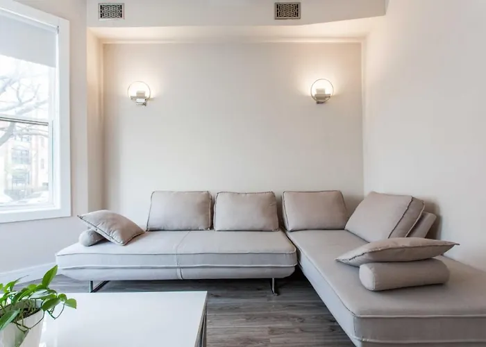 Double Play Wrigley - Prime Location Across From Wrigley Field & Transit - 2br Apts Апартаменты