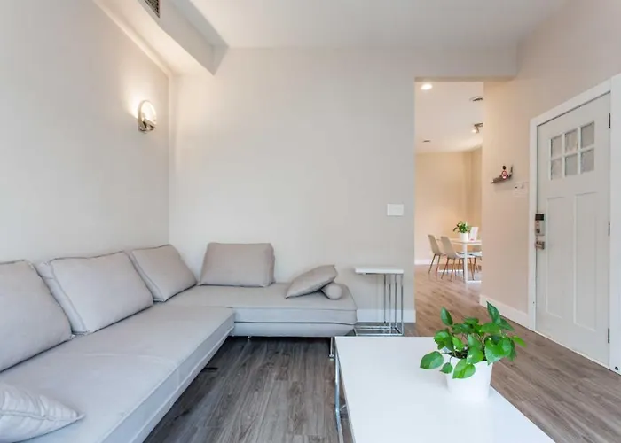 Double Play Wrigley - Prime Location Across From Wrigley Field & Transit - 2br Apts Апартаменты Чикаго