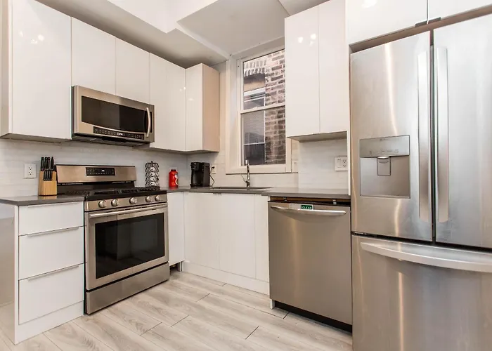 Апартаменты Double Play Wrigley - Prime Location Across From Wrigley Field & Transit - 2br Apts