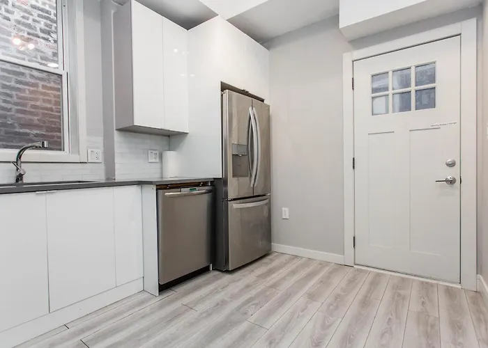 Double Play Wrigley - Prime Location Across From Wrigley Field & Transit - 2br Apts Апартаменты *